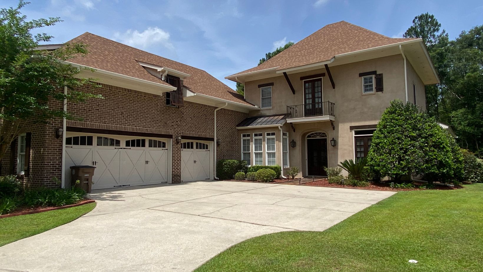 Professional seamless gutter installation in Mobile, AL featuring 6-inch gutters.